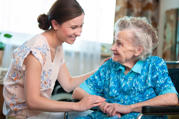 Jüngere Angehörige bietet für ältere Seniorin die nötige Unterstützung im Alltag.