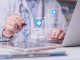 Arzt oder Ärztin arbeitet am Laptop mit digitalen Gesundheitsdokumenten und Checklisten, symbolisch für strukturierte Online-Kommunikation und digitales Praxismanagement.